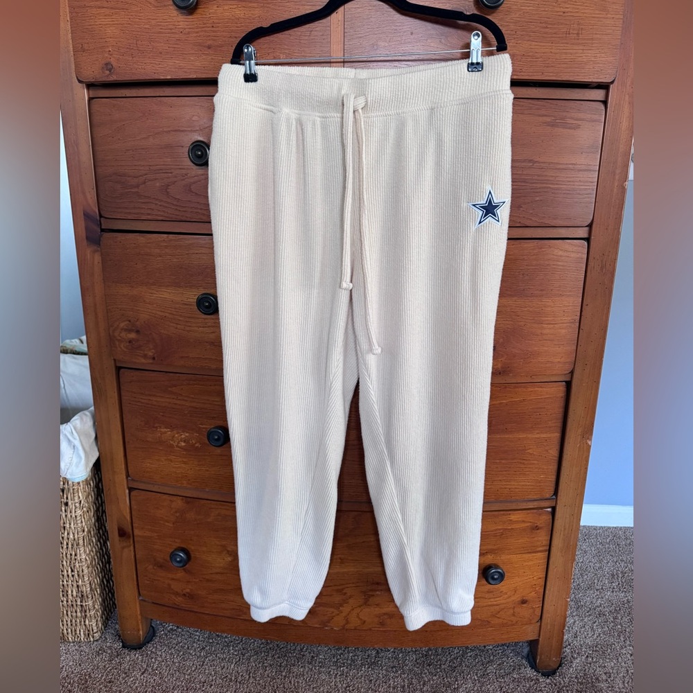 Wear by Erin Andrews beige Cowboys Ribbed Sweater